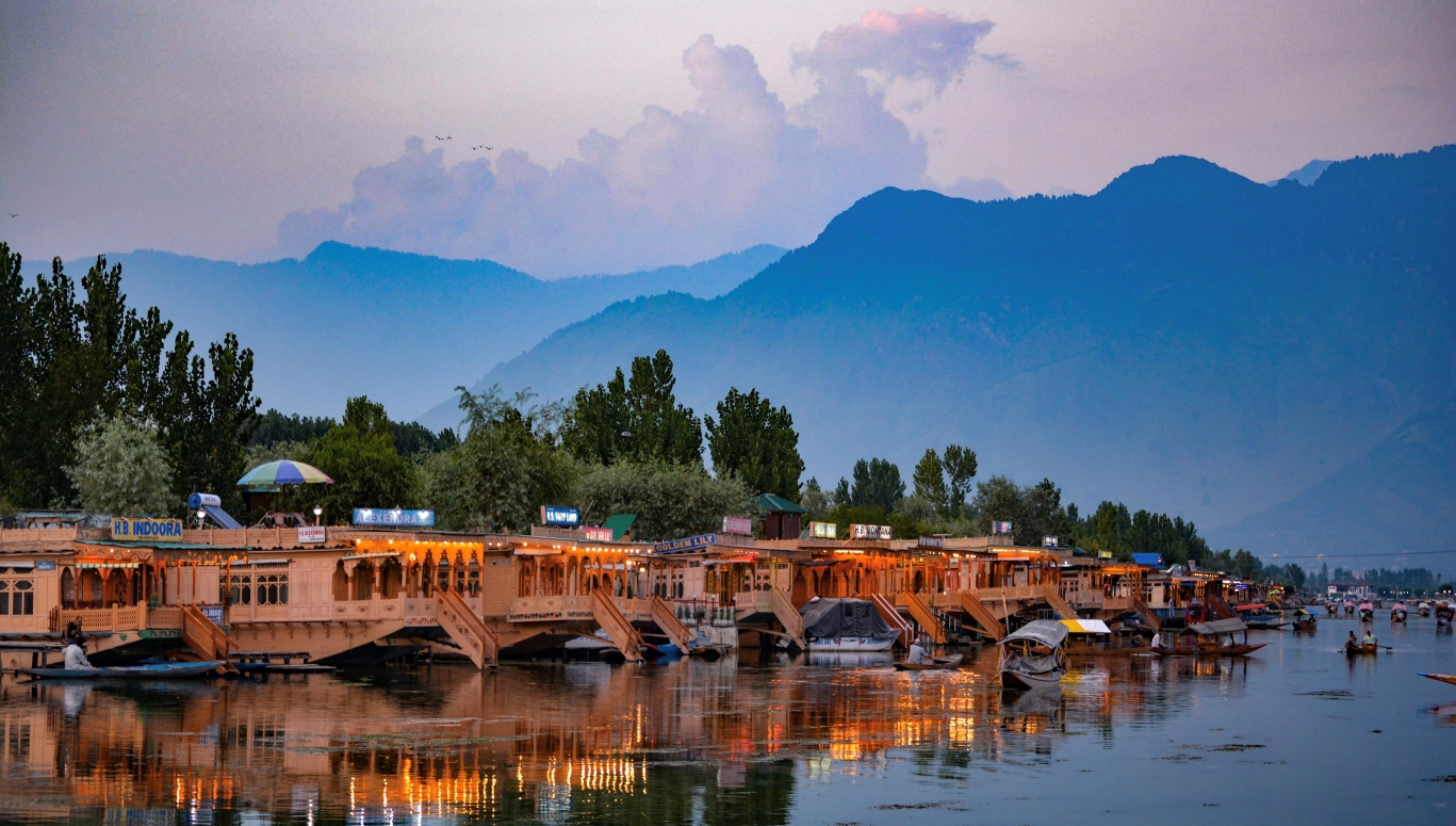 Srinagar (Dal Lake & Mughal Gardens)